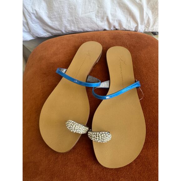 Giuseppe Zanotti Swarovski Crystal-Embellished Toe Ring Metallic Leather Sandals - Picture 5 of 9